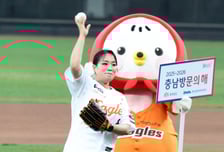 [한번에쓱]이글스경기 맛있게 드셔요^^ '쟁반에 글러브 챙기는 셰프' 정지선