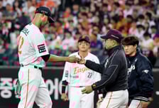 [포토] '1회초 타자일순에 7실점' 강판되는 에르난데스