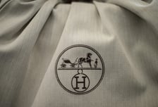 "전쟁 중에 명품은 무슨" 중동 지갑 닫자…에르메스·구찌 '직격탄'