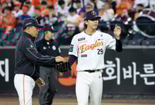 [포토] '1회초 긴급출동 황준서'