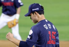 [포토] 주먹 불끈 김진욱 '위기 지웠다'
