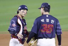 [포토] 박정민 다독이는 손성빈