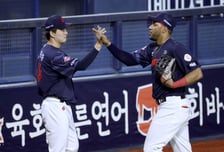 [포토] 김원중 '야수들 고마워'