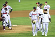 [포토] 함덕주, 급작스런 교체 이유는?