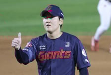 [포토] 최준용, 손성빈에 엄지척