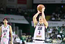 '역시 슈퍼팀' KCC 대반란, 정규리그 6위→4강 PO행 100% 확률 잡았다... DB 원정 2연승