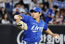 [포토] '7회말 무실점 책임진' 배찬승