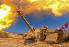 김정은, '태양절' 포사격 참관…금수산 참배 4년 연속 불참