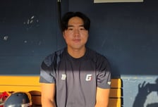 "(손)성빈이한테 항상 기사 링크 보내요", "난 안 보낸다" 김진욱 일방통행 우정? 동갑내기 포수는 리드로 말했다