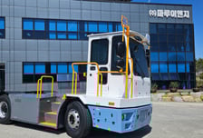 해수부, 국내 최초 항만에 국산 무탄소 전기 야드트랙터 도입