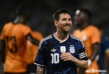 제2의 날강두 사태? 메시, 황당 노쇼로 120억 피소... "경기 안 뛰고 VIP석서 유유자적, 호날두랑 똑같네"