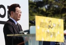 세월호기 게양한 李대통령 "304개의 꿈, 결코 잊히지 않을 것"