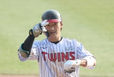 LG 8연승 종료 여파, '타율 0.173' GG 2루수 끝내 제외됐다... 24세 거포 내야수 선발 출격 [잠실 현장]