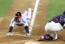 '통산 2000G 출장' 오지환 기습번트가 살렸다! LG, 롯데 7-4 꺾고 위닝시리즈 [잠실 현장리뷰]