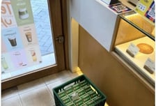 "돈 받은 값 해" 우유 안 넣었다고 배달부에 '갑질'한 사장님, 결국