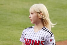 [포토] 트리플에스 정하연, 탄성과 함께 타석 등장