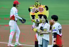 [포토] '금메달 기운도 전달할겸 시구하러 왔죠!'' 람보르길리 김길리