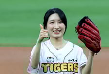 [한번에쓱] '제 금메달 기운으로 기아 우승도 빌어요!' 챔피언스필드 시구 람보르길리 김길리