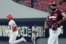 [포토] '6회말 알칸타라 무너트리는 투런홈런' 카스트로