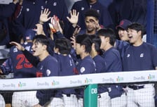 [포토] 레이예스, 로드리게스 향해 질주