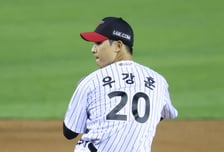 [포토] 우강훈 '등짝 스매싱'