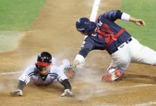 [포토] 오지환 '유강남 유연성은 인정'