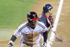 [포토] 쐐기 득점 오지환 '불끈'