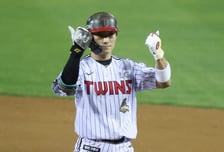 [포토] 신민재 '쐐기 1타점'