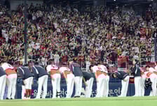 [포토] 기아팬들에 고개 숙여 인사하는 선수들