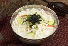 "서민 음식은 이제 옛말" 칼국수 1만원 돌파…외식비 줄인상
