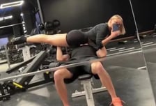 "축구 못하니 여친을 들었다" 도핑 징계 무드리크, 미녀 배우 여친으로 벤치프레스 '기행'... "백수인데 근력은 괴물"