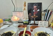 치아도 안 난 '2개월 아기'에 떡국 먹여…학대 정황 SNS 올린 친모