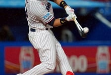 타자가 놓친 풀스윙 야구방망이, 주심 옆머리 강타해 실신