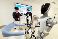 노인만 3억 명…'돌봄 인력' 비상걸린 中, 요양 로봇 산업 성장 기대감↑