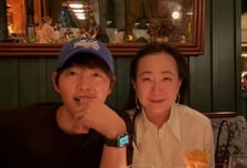 송중기 미국에서 전한 뜻밖의 근황…이민진 작가와 포착