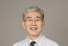 "계단 오를 때 가슴 찌릿"...나이 들어 그래? 몸이 보내는 '심장병' 경고