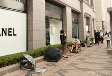 "한국은 가격 올려도 사" 5조 쓸어담은 에루샤…기부 '짠물'·배당 '화끈'