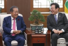 李 대통령·홍준표, 막걸리 회동…MB 제한조치 해제 등 거론