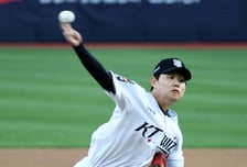 [포토] '키움전 선발나선' 소형준, 1회 만루위기 넘겼다