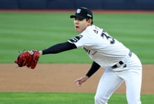 [포토] '키움전 선발나선' 소형준, 첫타자는 직접 처리