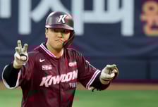 [포토] '1회초 안타출루' 김건희