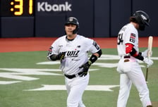 [한번에쓱] 홈런단독선두 맞지? '1회말 와일스 상대도 솔로홈런' 장성우