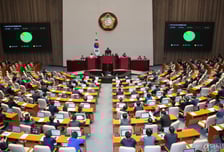 시·도 비례 비율 높이고 중대선거구제 도입…조국당 등 반발 속 본회의 통과