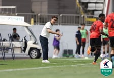 '수원 삼성전 석패→안경 집어던진' 배성재 감독 "질 경기 아니었는데... 석연찮은 패배" [창원 현장]