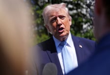 트럼프 "UFO 관련 흥미로운 문서 찾았다…조만간 공개"