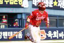 '아찔 死구' 고명준-조형우 걱정, 최지훈-최정 '홈런포'로 덜었다... SSG 3연승+단독 4위 도약 [프로야구 리뷰]