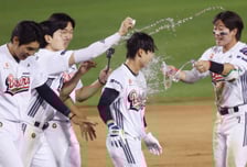 [포토] 이유찬 '찬호형 타격감 대박'