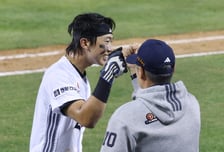 [포토] 김민석, 김원형 감독과 주먹치기