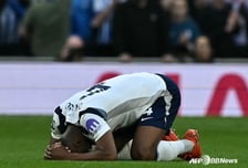 '손흥민도 TV 보며 탄식할 듯' 토트넘, 추가시간 동점골 내주고 브라이튼에 2-2 무승부... 7번 시몬스, 1골 1도움하고도 울었다