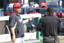 [포토] 이범호 감독 '업고 더블로 가'